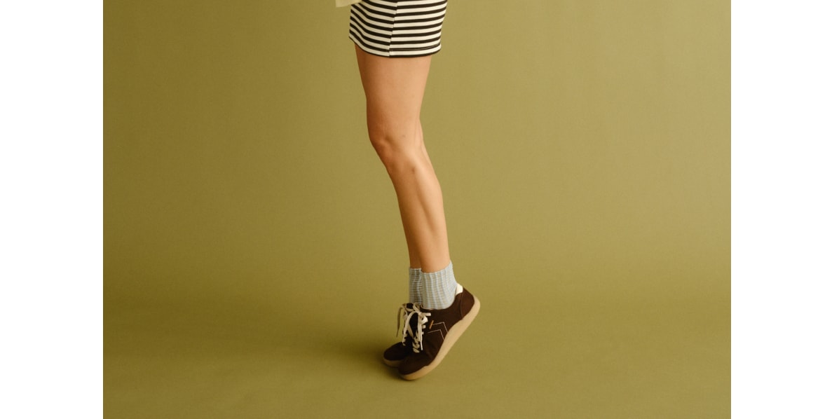 woman wearing the be true lace up sneaker in dark umber